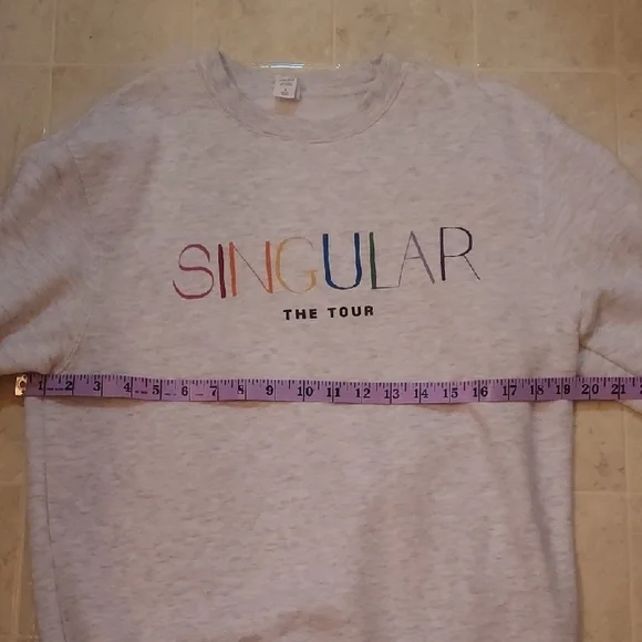 Sabrina Carpenter Singular Tour Sweatahirt - Picture 7 of 10